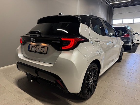 Toyota Yaris 2 of 18