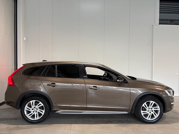 Volvo V60 Cross Country 2 of 5