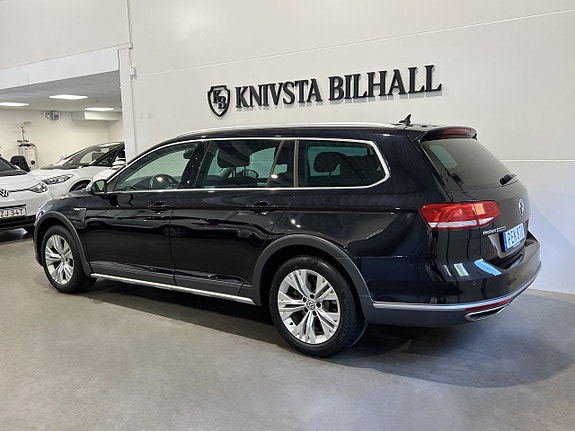 Volkswagen Passat Alltrack 2 of 5