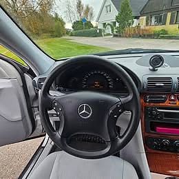 Mercedes-Benz C180 4 of 5