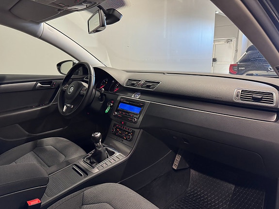 Volkswagen Passat 8 of 15