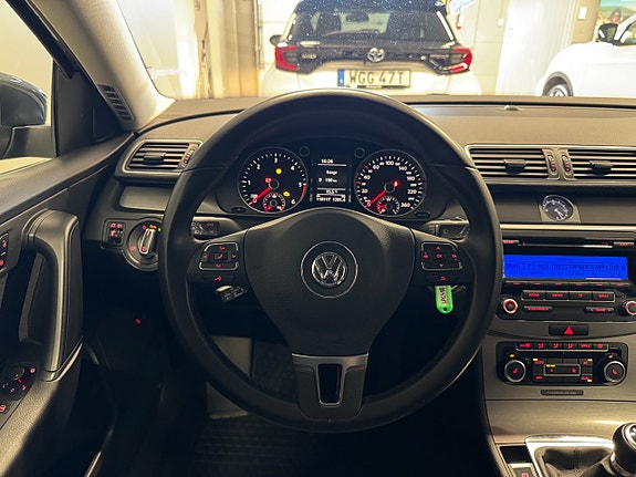 Volkswagen Passat 9 of 15
