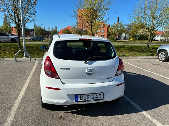 Hyundai i20 2 of 5