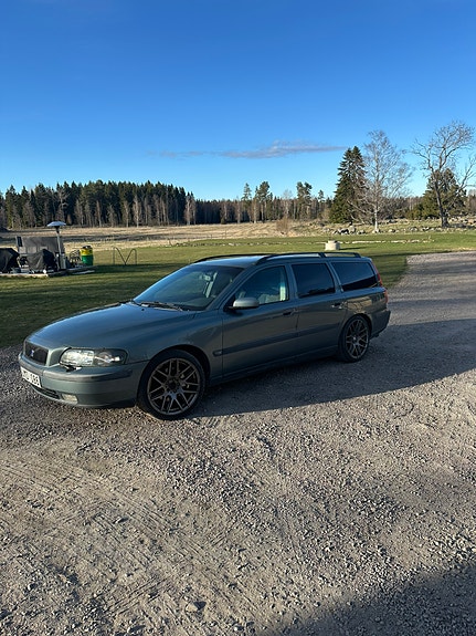 Volvo V70 2 of 7