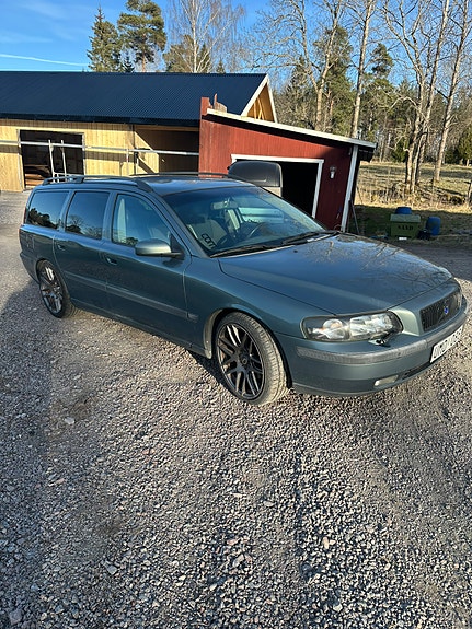 Volvo V70 3 of 7