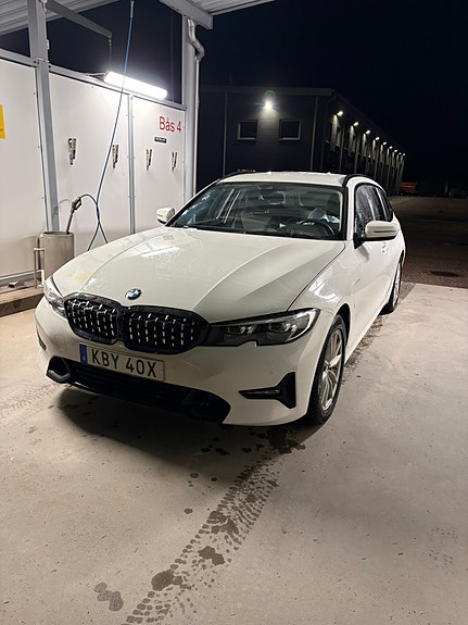 BMW 330e 2 of 13