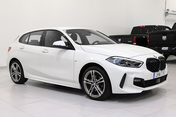 BMW 118i 3 of 5