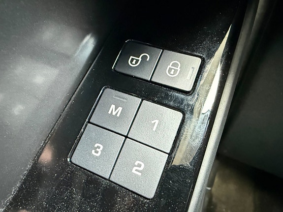 Land Rover Range Rover Velar 18 of 22