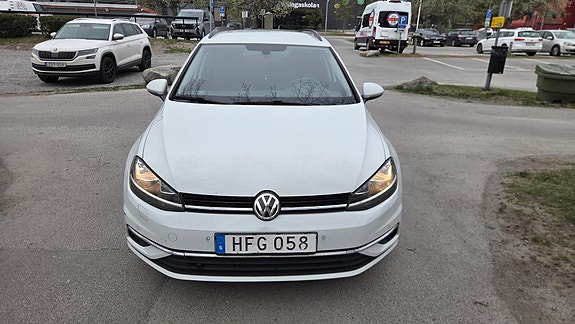 Volkswagen Golf VII 2 of 9