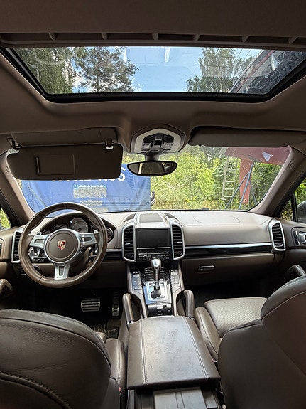 Porsche Cayenne S 3 of 5