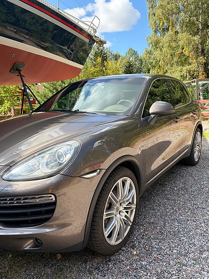 Porsche Cayenne S 2 of 5