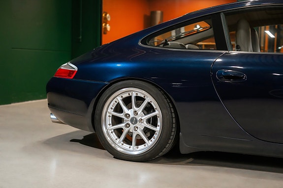 Porsche 911 Carrera 6 of 22