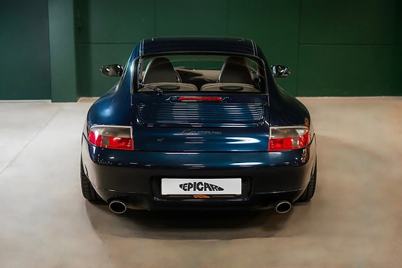 Porsche 911 Carrera 4 of 5