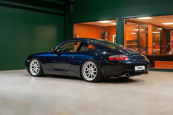 Porsche 911 Carrera 2 of 5
