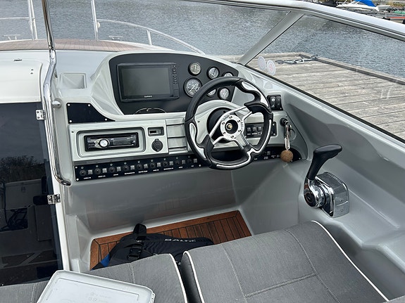 Crescent 650 DC -2011. Volvo Penta 3,0 L, Fin och påkostad daycruiser 8 of 13