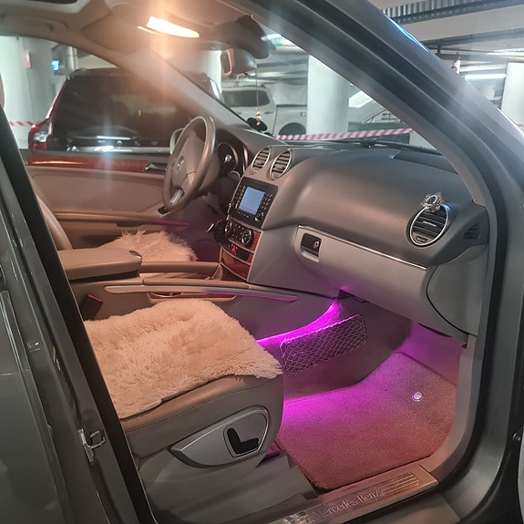 Mercedes-Benz ML350 4 of 5