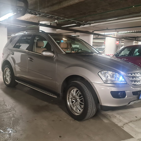 Mercedes-Benz ML350 3 of 5