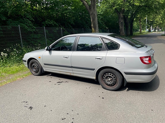 Hyundai Elantra 3 of 11