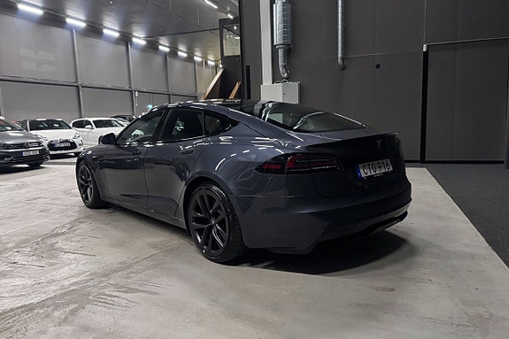 Tesla Model S 4 of 5