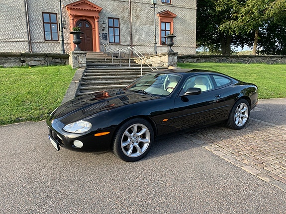 Jaguar XKR 2 of 6