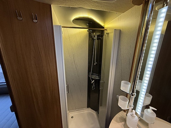Frankia 840 TDL Luxury |Välutrustad|Hydrauliska stödben|Nyservad 7 of 10