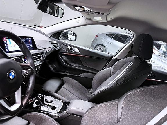 BMW 218 9 of 18