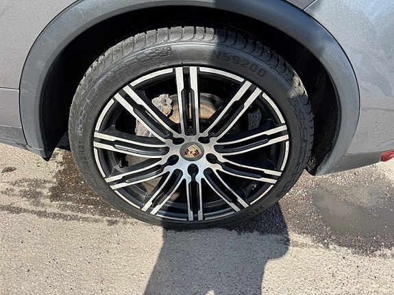 Porsche Cayenne 6 of 18