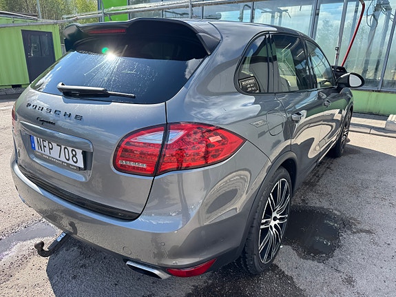 Porsche Cayenne 4 of 5