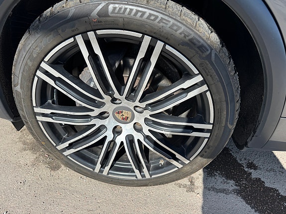 Porsche Cayenne 7 of 18