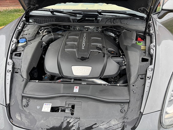 Porsche Cayenne 14 of 18