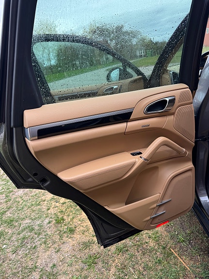 Porsche Cayenne 17 of 18