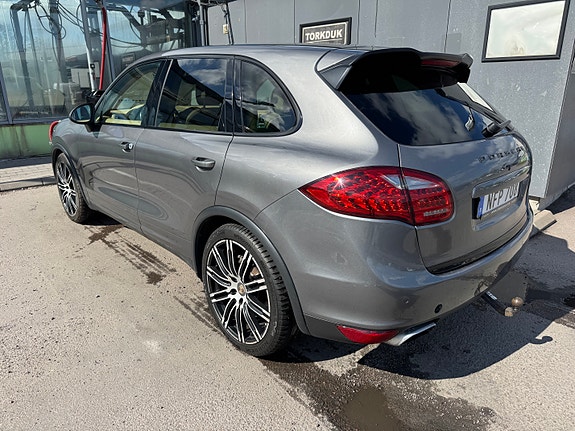 Porsche Cayenne 3 of 5