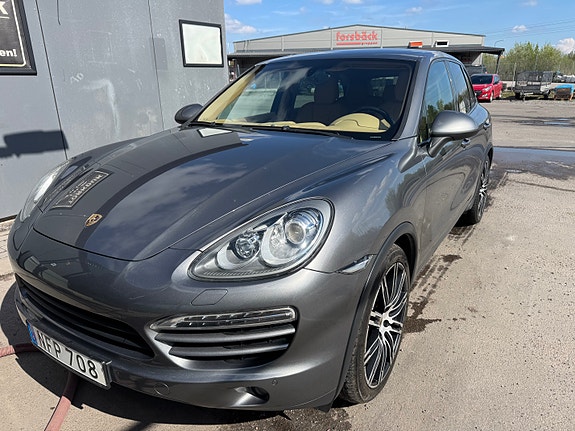 Porsche Cayenne 2 of 5