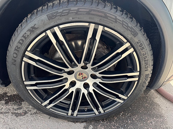 Porsche Cayenne 11 of 18