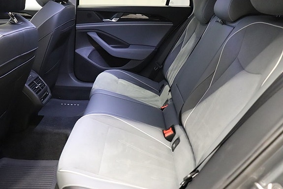 Volkswagen Passat 8 of 12