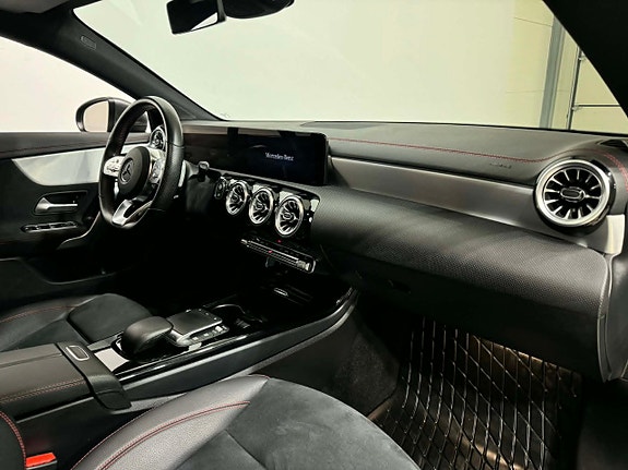 Mercedes-Benz CLA200 4 of 5