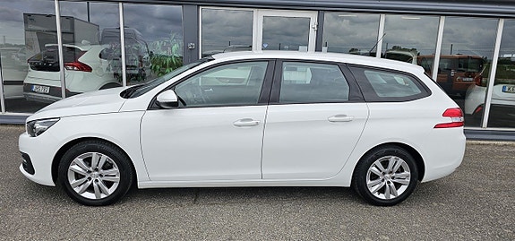 Peugeot 308 SW 2 of 5
