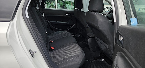 Peugeot 308 SW 13 of 19