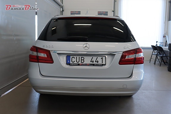 Mercedes-Benz E200 4 of 5