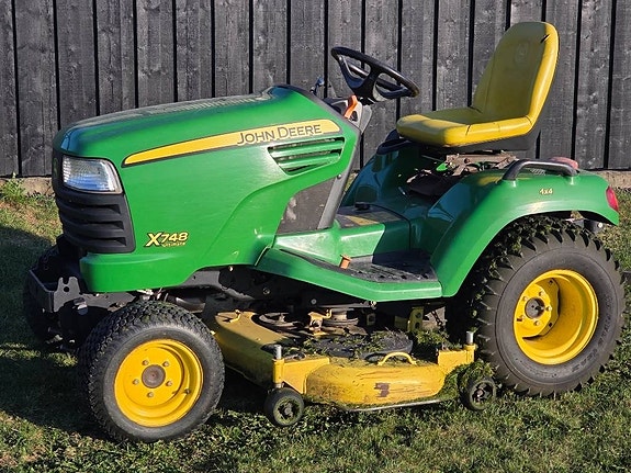 John Deere X 748