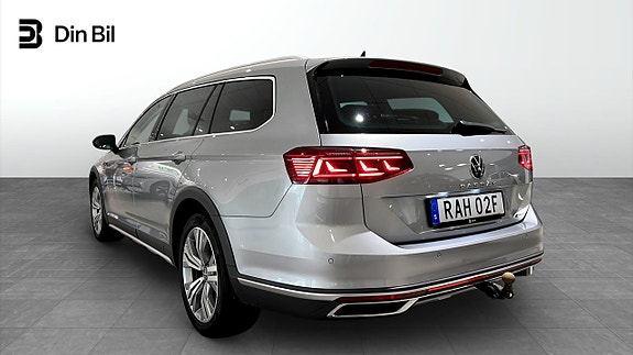 Volkswagen Passat Alltrack 3 of 5