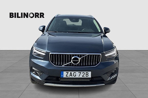 Volvo XC40 2 of 5