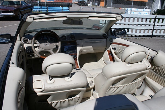 Mercedes-Benz CLK350 12 of 14