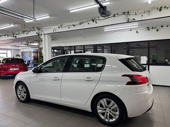 Peugeot 308 2 of 5