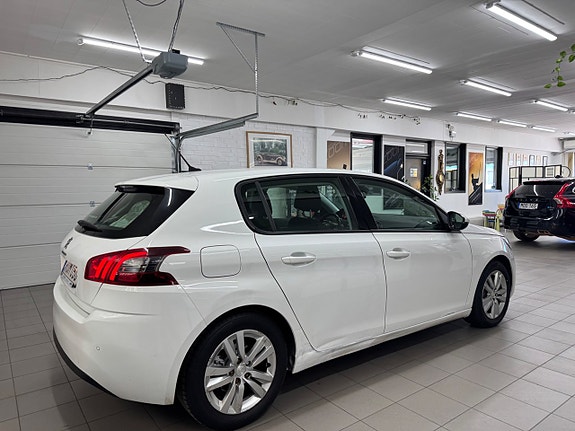 Peugeot 308 4 of 5