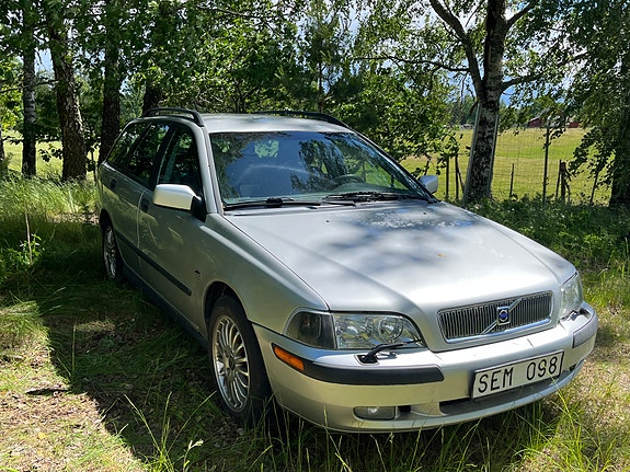 Volvo V40 2 of 5
