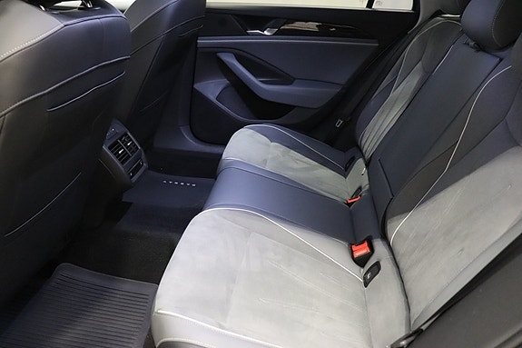 Volkswagen Passat 8 of 12