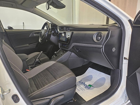 Toyota Auris 14 of 19