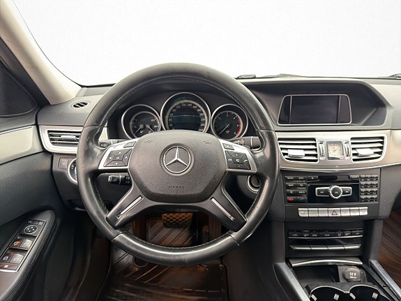 Mercedes-Benz E220 12 of 30