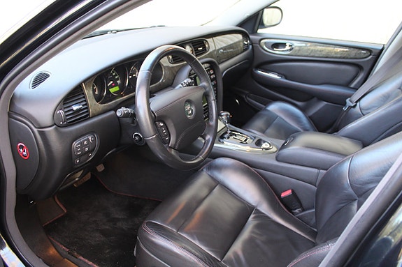 Jaguar XJR 3 of 5
